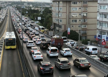 Yüz yüze eğitimin ilk gününde trafikte yoğunluk