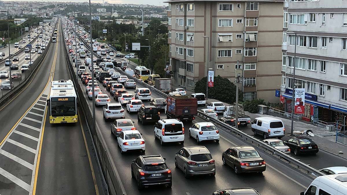 Yüz yüze eğitimin ilk gününde trafikte yoğunluk