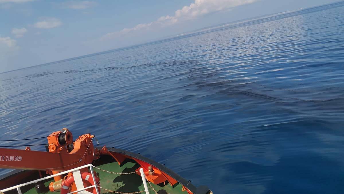 Akdeniz'deki petrol sızıntısına çift gemiyle tarama