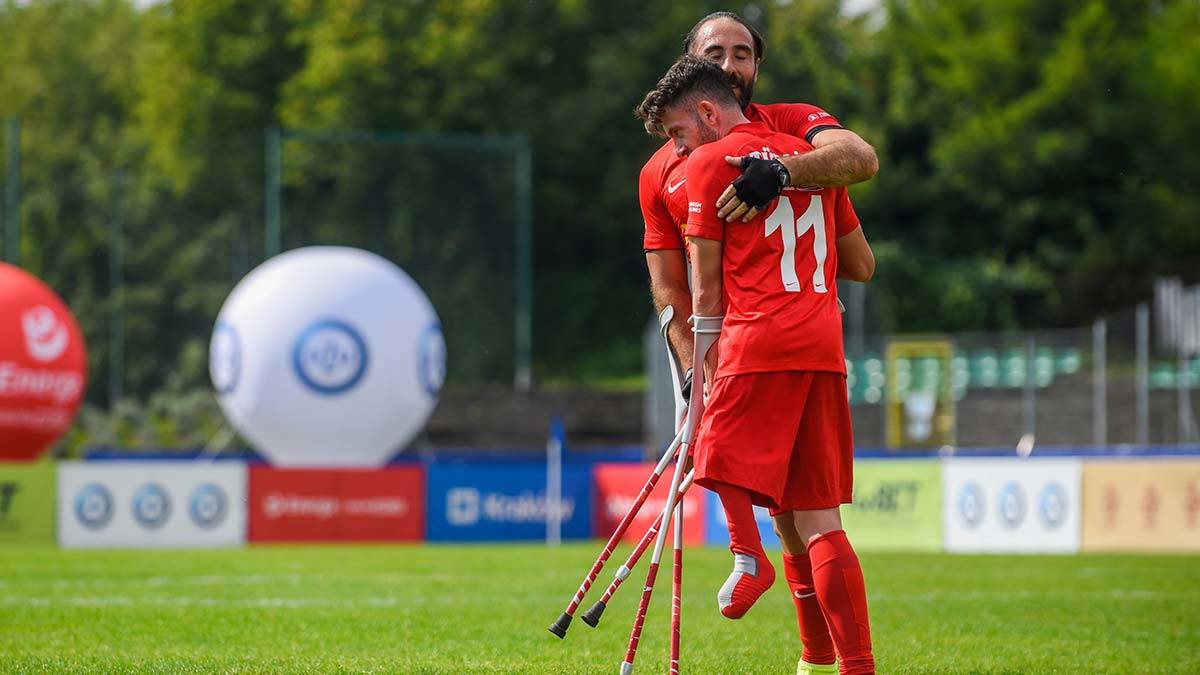 2 farklı milli takım...