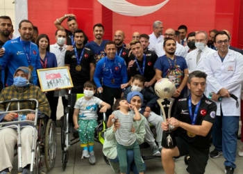 Ampute Milli Futbol Takımı'ndan sağlıkçılara kupalı ziyaret