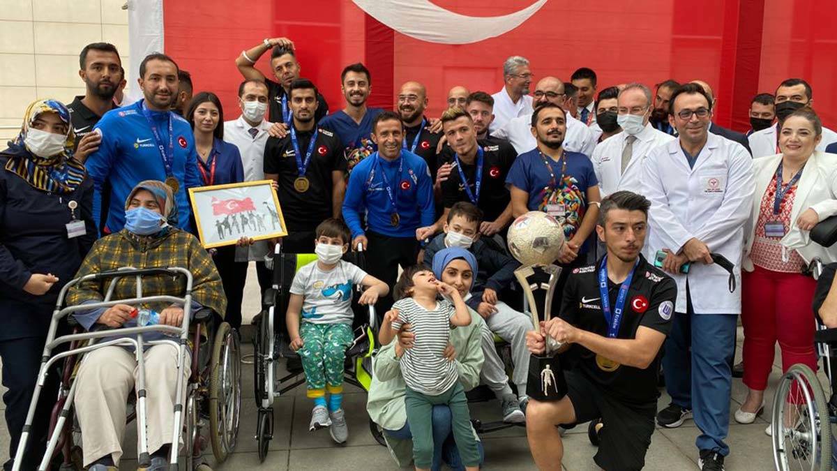 Ampute Milli Futbol Takımı'ndan sağlıkçılara kupalı ziyaret