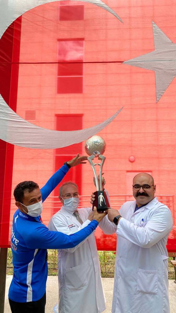 Ampute Milli Futbol Takımı'ndan sağlıkçılara kupalı ziyaret