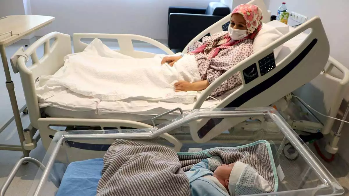 Ankara şehir hastanesi'nde 33 koronavirüs hastası hamileden 32'si aşısız. 8 anne adayı yoğun bakımda hastalığı yenmek için mücadele ediyor.   