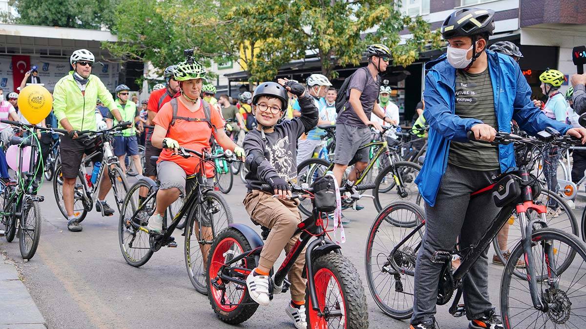 Ankara'da 'Otomobilsiz Kent Günü'nde bisiklet konvoyu