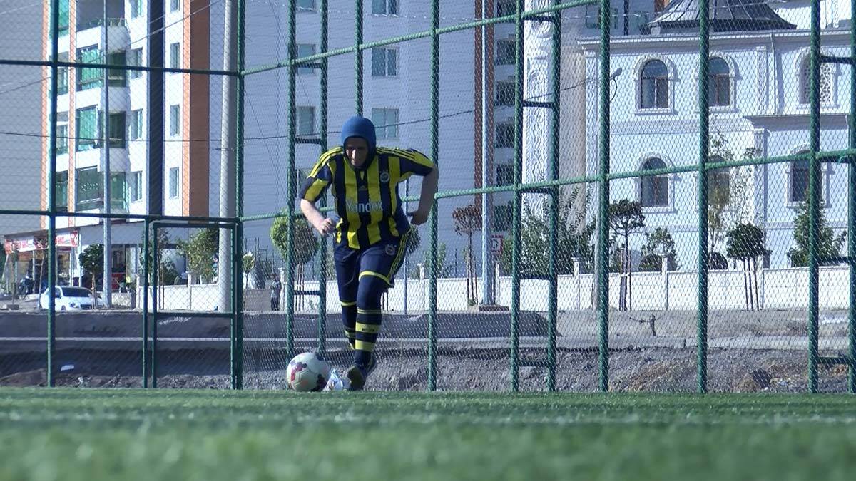 Azize Ay futbol hayalini gerçekleştirdi