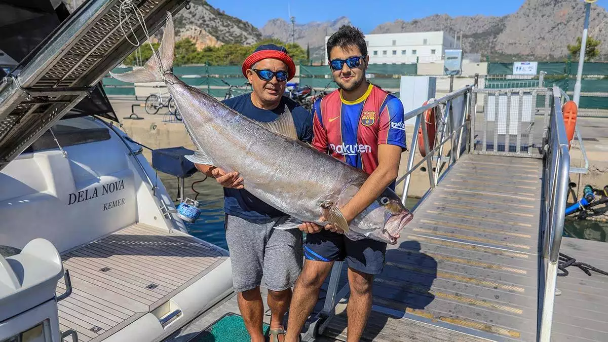 Baba-oğlu, 51 kiloluk kuzu balığı yakaladı