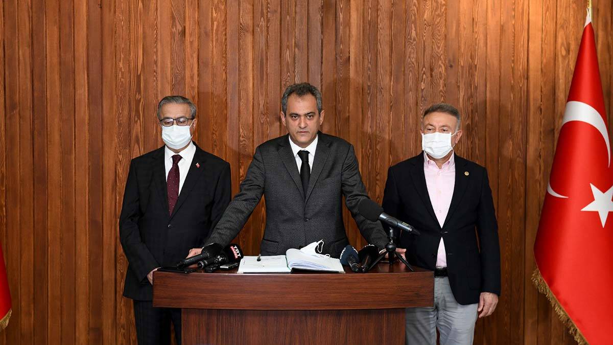 Milli Eğitim Bakanı Mahmut Özer, vaka ve yakın temas nedeniyle yüz yüze eğitime ara verilen sınıf sayısının oldukça düşük olduğunu belirtti.
