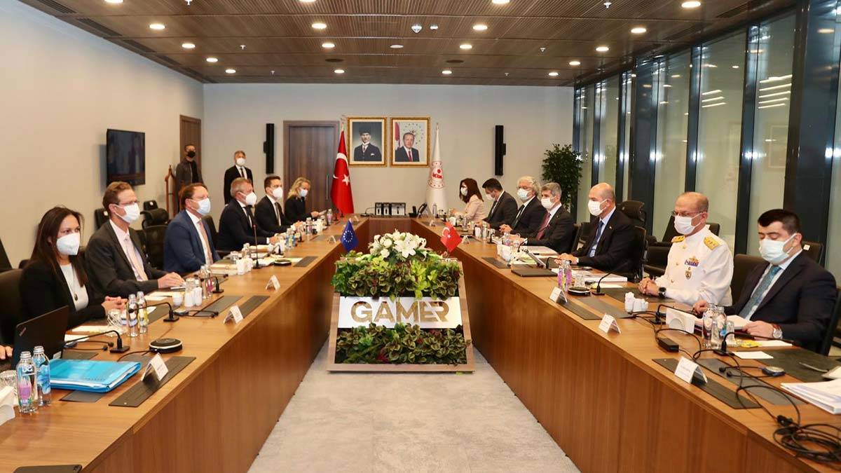 Soylu, AB Genişleme ve Komşuluk Politikası Komiseri ile görüştü