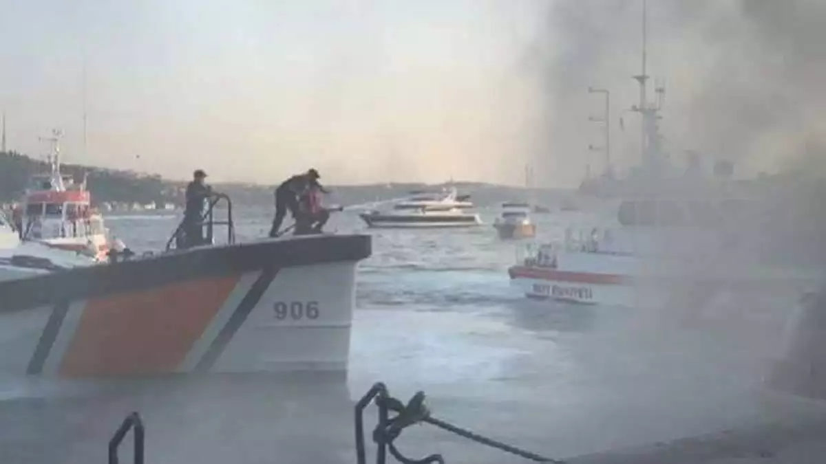 Bebek açıklarında teknede yangın çıktı. Kıyıya çekilen teknedeki yangına sahil güvenlik ekipleri müdahale ediyor.