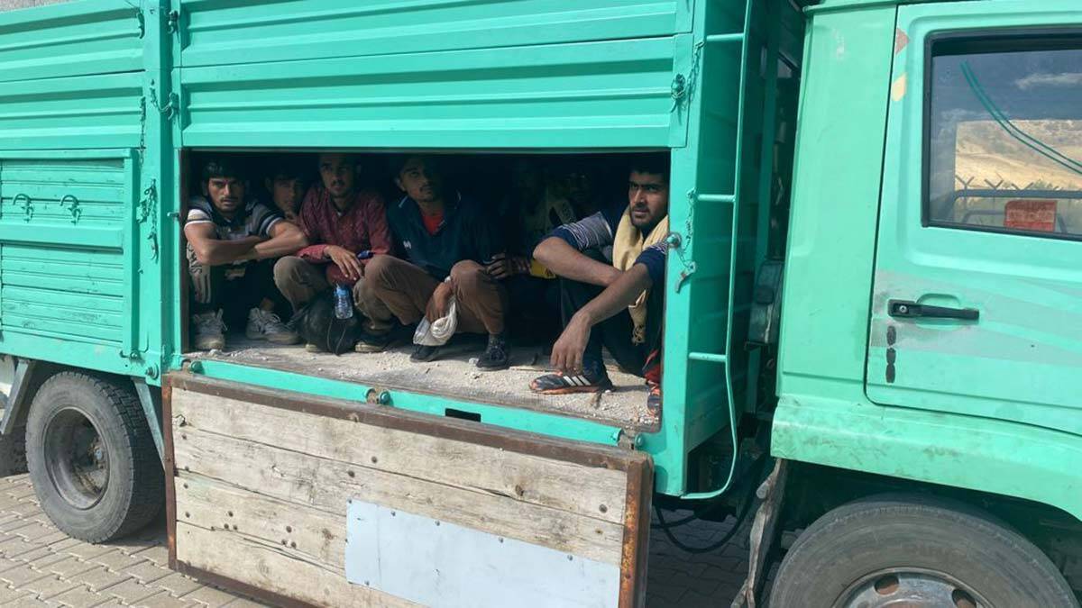 Briket yüklü kamyonette 27 kaçak göçmen yakalandı