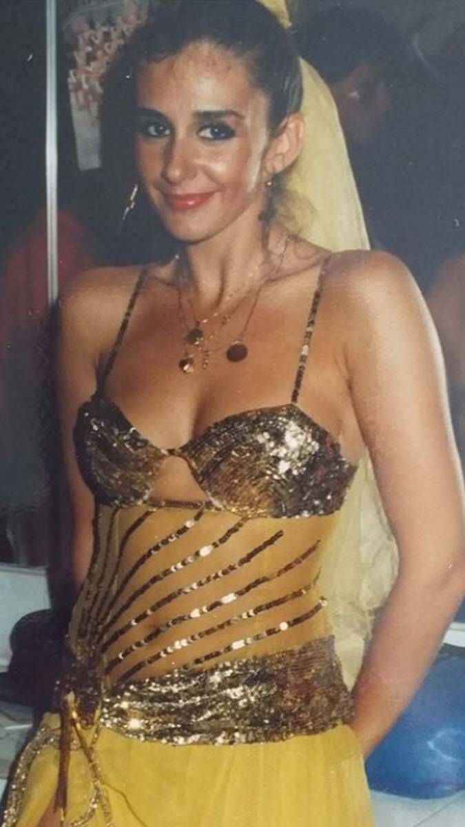 Efsaneye göre, bir zamanlar kuğuların yaşadığı bir göl varmış. Bütün kuğular her sabah göle iner, gölün suyuyla yıkanırmış. Efsane bu ya yine göle indikleri bir gün, gölün ortasında şimdiye kadar hiç görmedikleri güzellikte, kendilerine çok benzeyen siyah bir kuğuyla karşılaşmışlar. Siyah kuğunun kendinden emin duruşuna tüylerinin rengine, asaletine hayran kalmışlar. Açmış kanatlarını siyah kuğu, uçmuş gitmiş uzaklara...