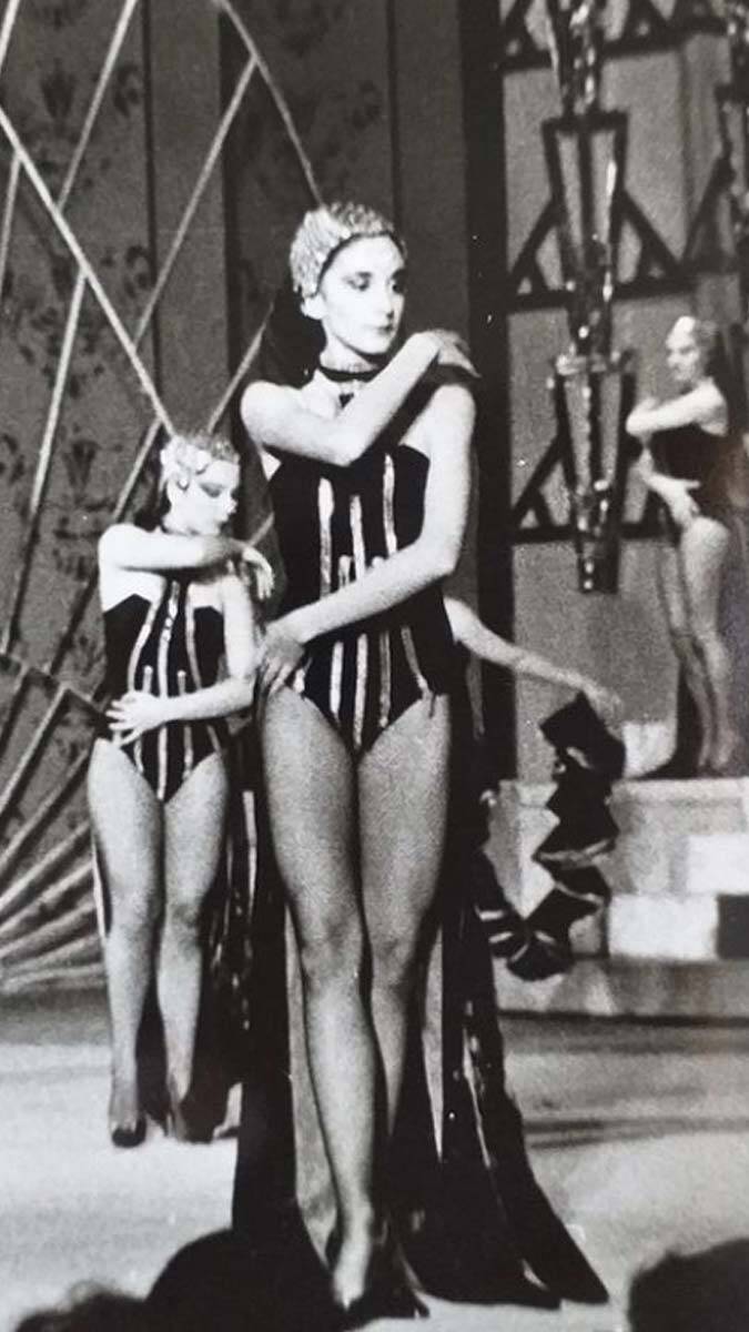 Bu öykü siyah kuğunun öyküsüdür. Bu öykü Burçin Orhon'un öyküsüdür.