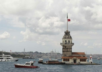 Kız kulesine kuruyup dökülen yapraklarını verin!