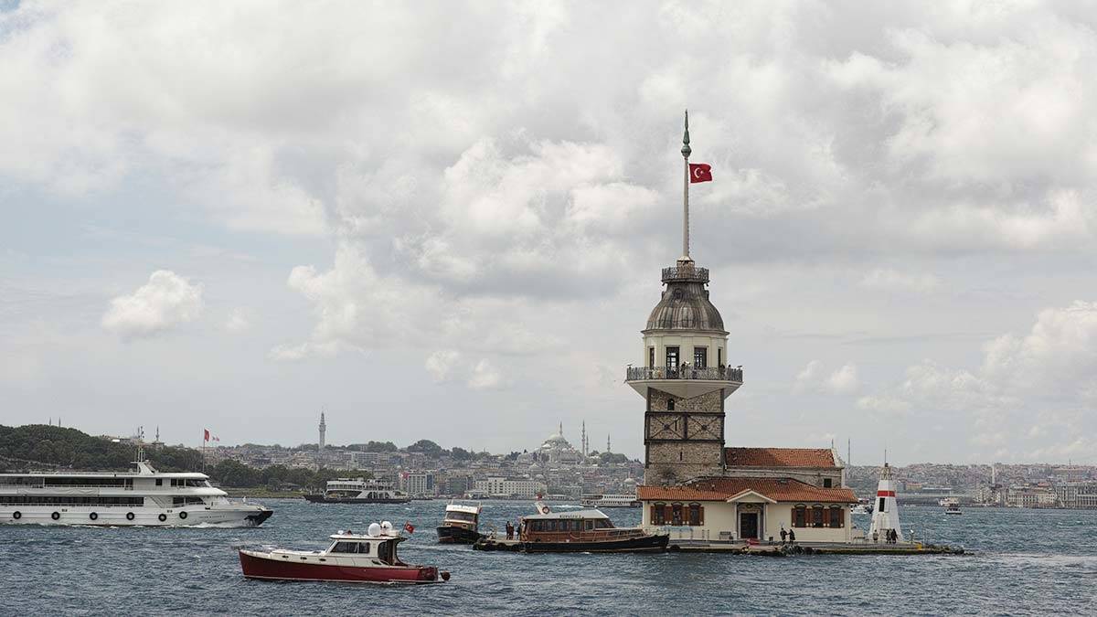Kız kulesine kuruyup dökülen yapraklarını verin!