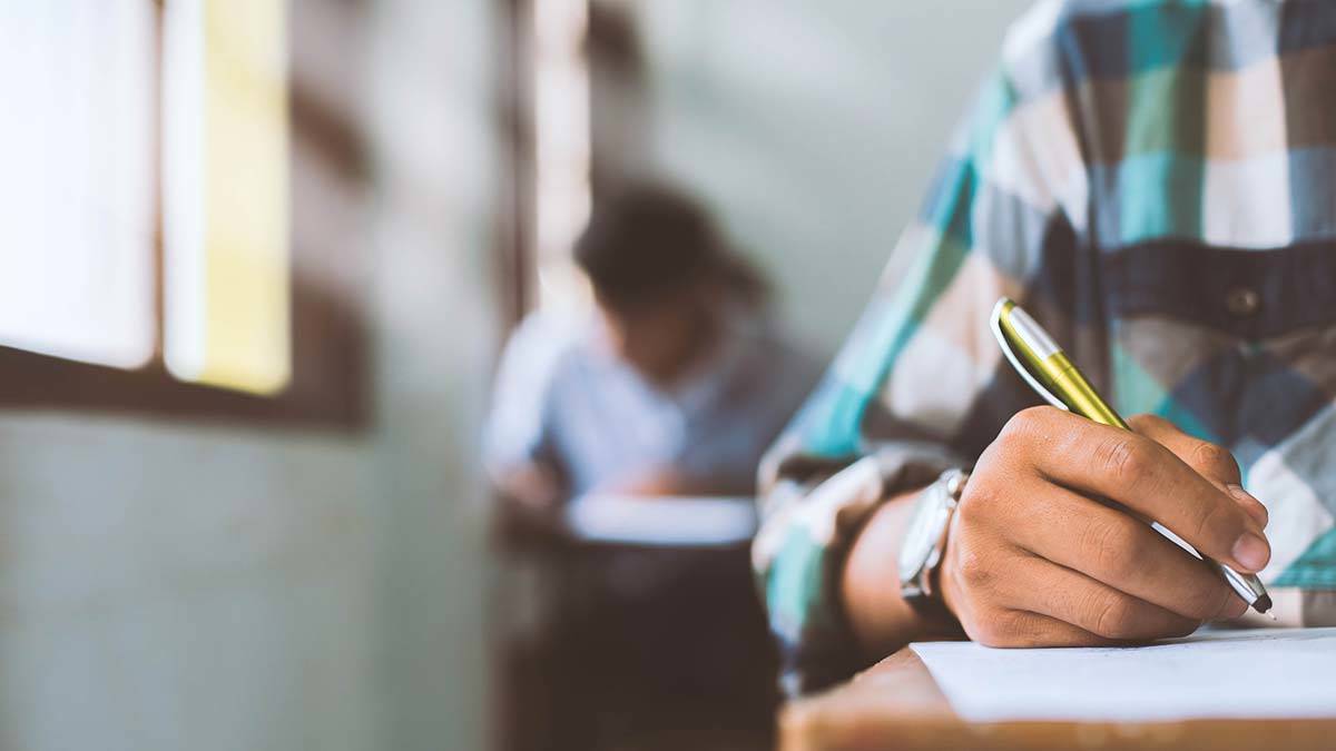 Okul mu sınav merkezi mi? Öğrenciler öğrenmeye mi sınava hazırlanmaya mı gidiyorlar okullara? Fark etmeden robotlaşıyor, robotlaştırılıyor muyuz?