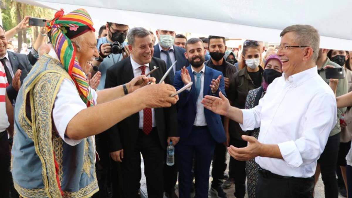 Davutoğlu, Devlet Bahçeli'ye yüklendi