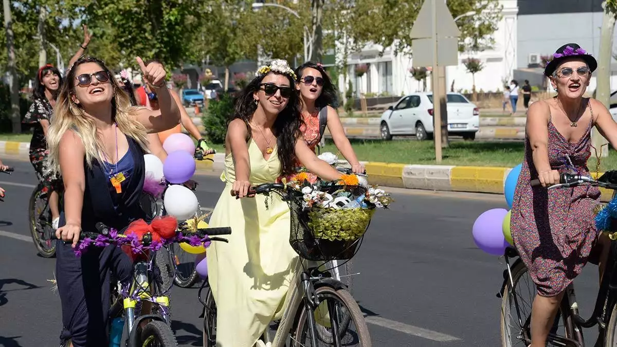 Diyarbakır'da süslü kadınlar bisiklet turu