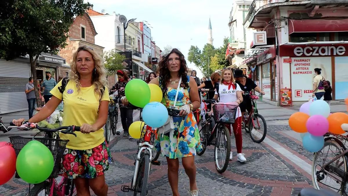 Edirne'de süslü kadınlar bisiklet turu