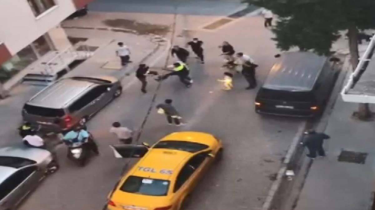 Esenyurt'ta taksiciyle müşterisi tekme tokat kavga etti