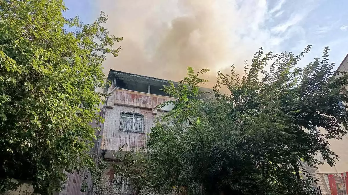Eyüpsultan'da 3 katlı binanın çatısında yangın