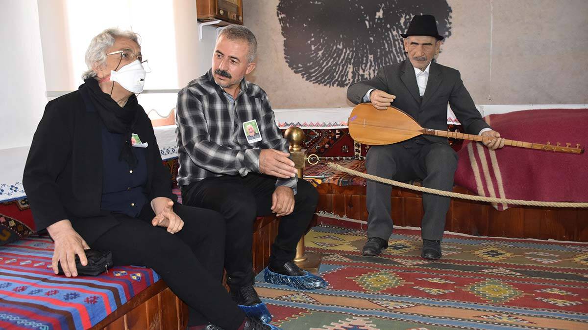 Aşık Veysel çocuklarıyla kardeş gibiydi