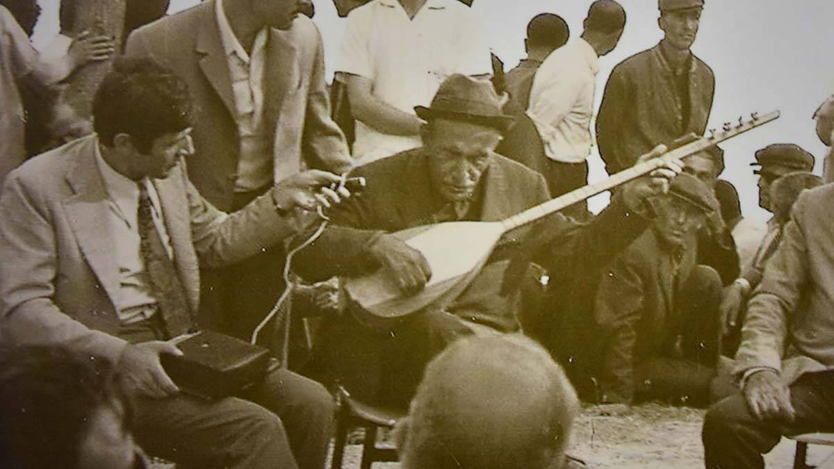 Aşık Veysel'in gelini Suzan Şatıroğlu: "Aşık Veysel çocuklarıyla kardeş gibiydi, çoluğuna, çocuğuna çok hoşgörülüydü" dedi.