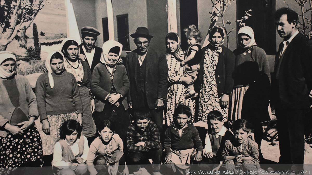 Aşık Veysel çocuklarıyla kardeş gibiydi