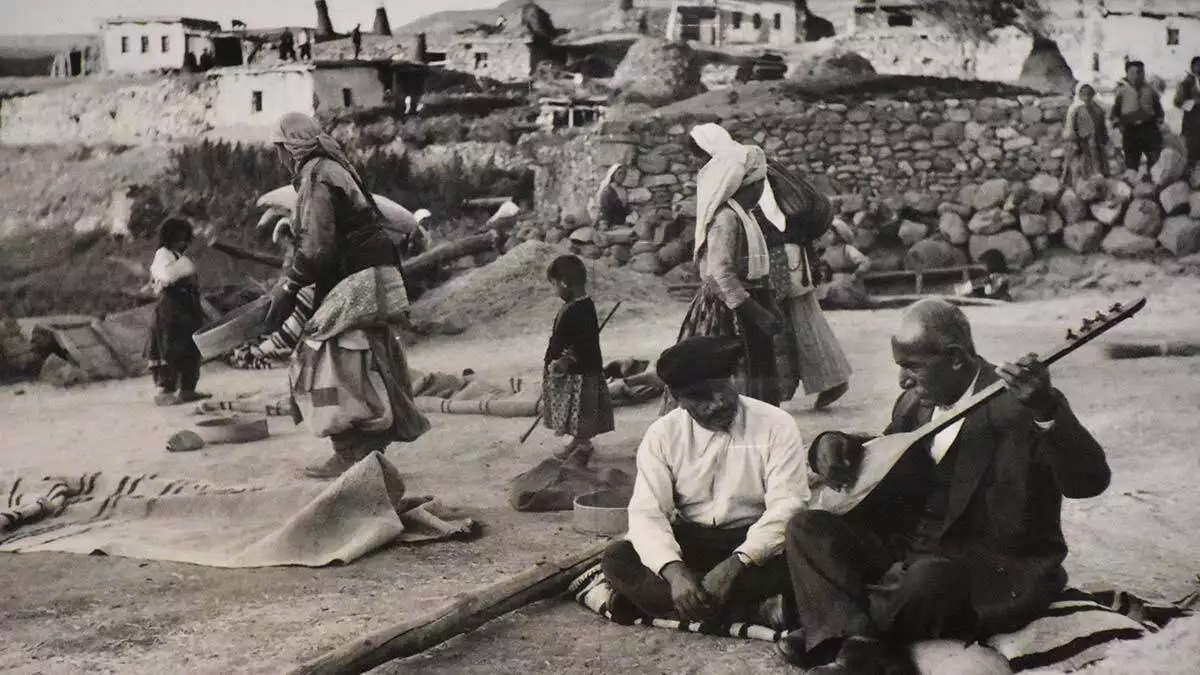 Ünlü halk ozanı aşık veysel şatıroğlu'nun 4 eylül'de hayatını kaybeden öğretmen oğlu bahri şatıroğlu'nun eşi suzan şatıroğlu (73), cenaze için geldiği sivas'ın sivrialan köyünde kayınpederi adına açılan müzeyi ziyaret ederek, anılarını tazeledi.