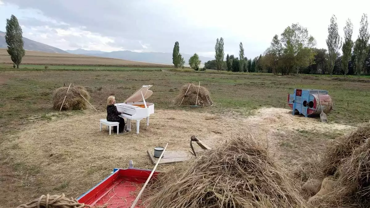 Gülsin onay harmanda piyano resitali sundu