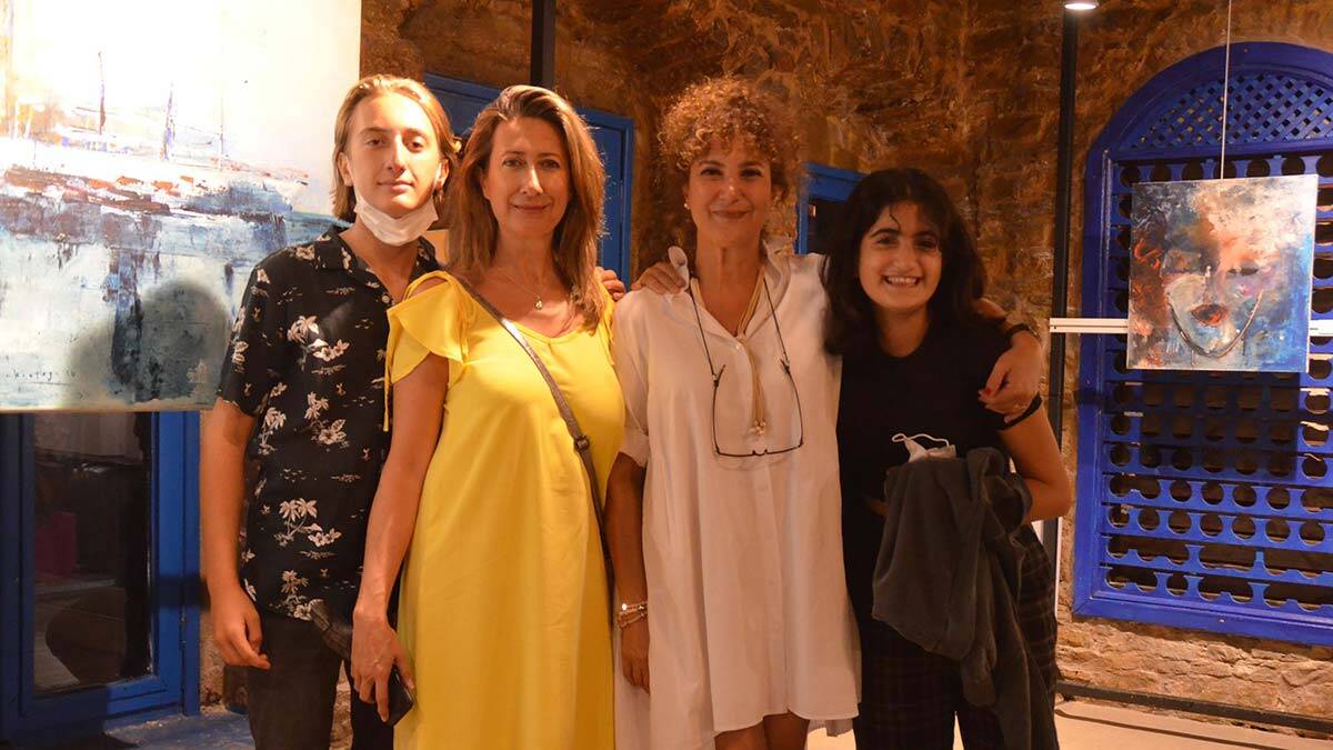 Türk sinemasının usta ismi, 2017 yılında hayatını kaybeden Halit Akçatepe'nin kızı ve damadı Bodrum'da sergi açtı.