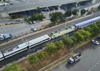 Tuzla'da iki tren kafa kafaya geldi