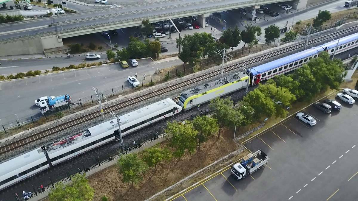 Tuzla'da iki tren kafa kafaya geldi