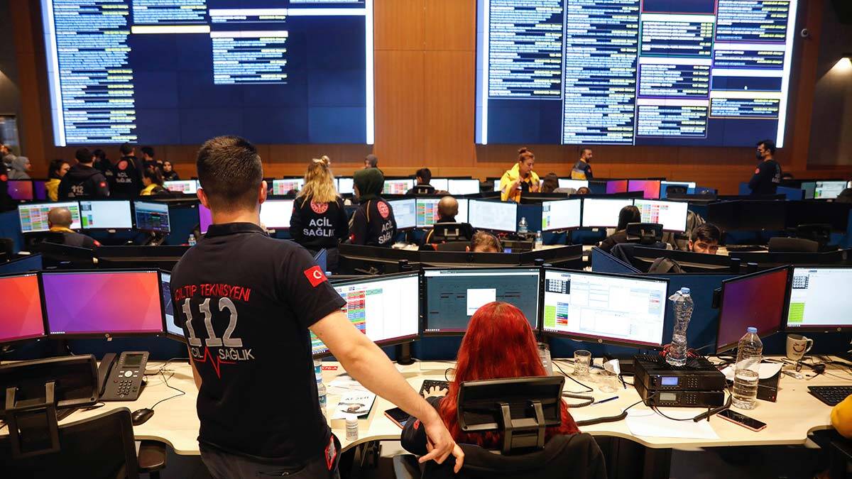 Pandemi kısıtlamaları bitti, okullar açıldı, İstanbul'da ortak acil çağrı sistemi devreye girdi, ambulansların trafik çilesi ise bitmiyor.