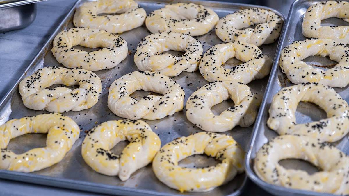 Sivas Akıncılar'da kurulan kadın kooperatifi ilçenin ilk pastanesini hizmete açtı. Pastaneye bölge halkı, yoğun ilgi gösterdi.