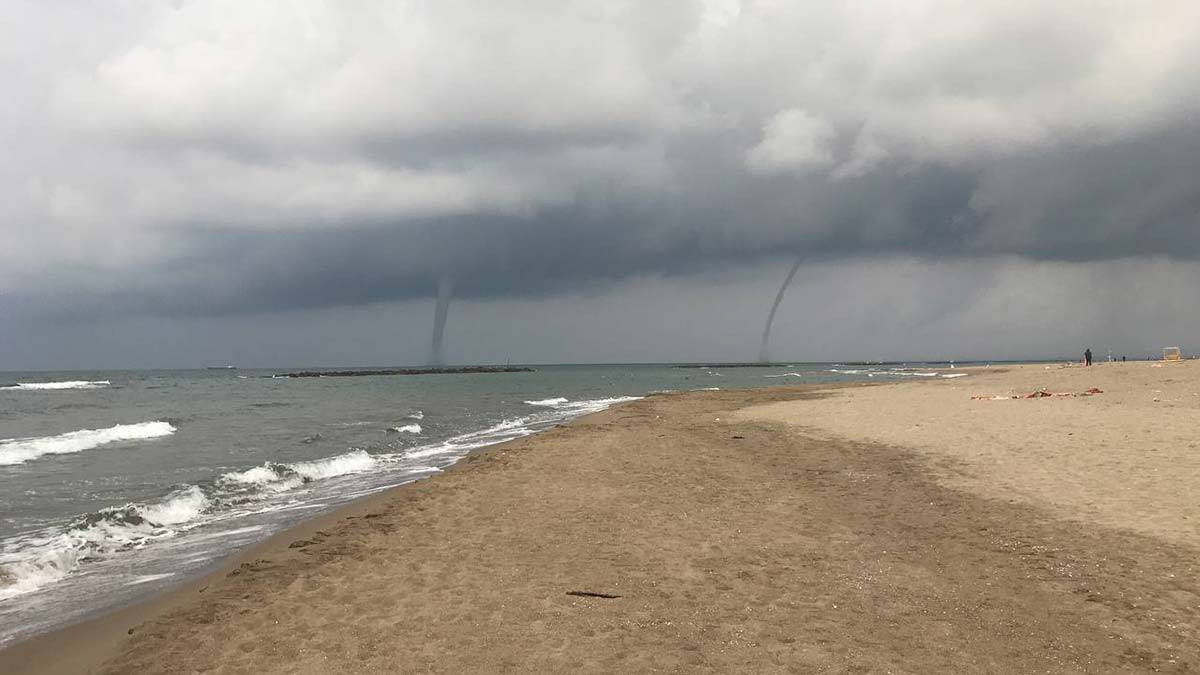 Karasu'da denizde hortum oluştu