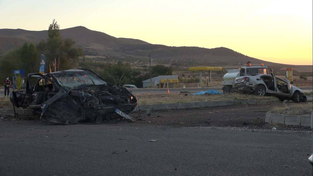 Kırıkkale'de iki otomobil çarpıştı: 6 ölü