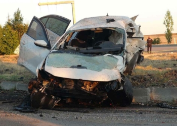 Kırıkkale'de iki otomobil çarpıştı: 6 ölü