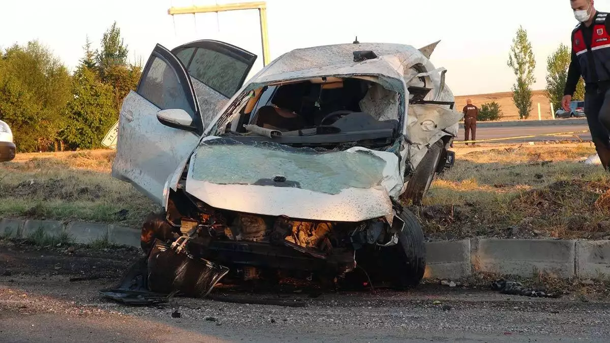 Kırıkkale'de iki otomobil çarpıştı: 6 ölü