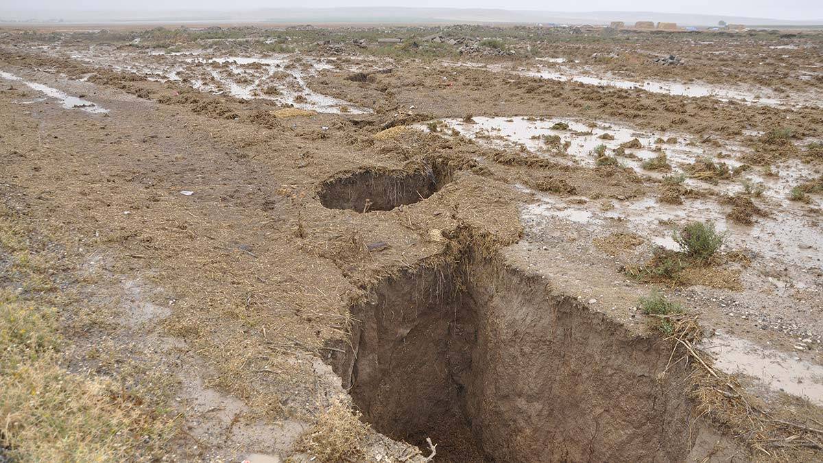 Konya'da yaylada dev yarıklar oluştu