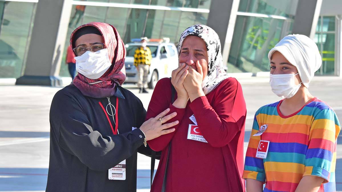 Türk Silahlı Kuvvetleri'nin Pençe-Şimşek Harekatı kapsamında üs bölgesine teröristlerce yapılan taciz ateşiyle şehit olan Piyade Sözleşmeli Er Ömer Faruk Erdem’in (23), cenazesi memleketi Konya’ya getirildi. Şehidin yakınları cenazeyi gözyaşlarıyla karşıladı.