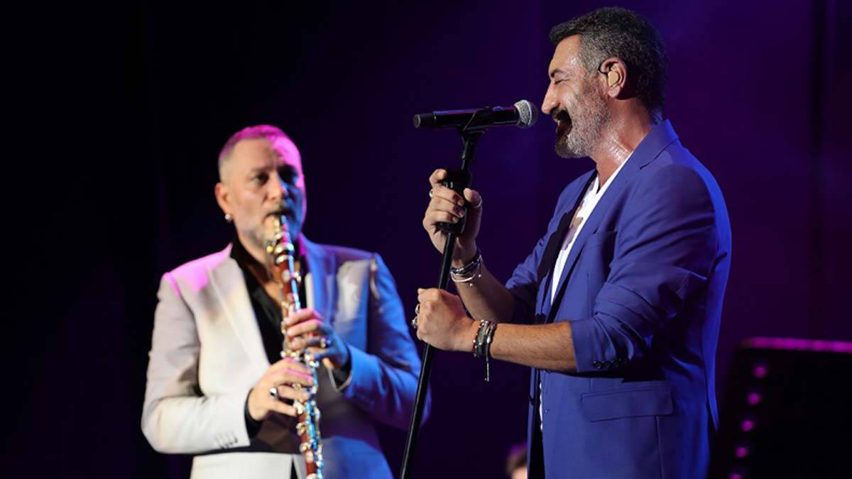 Kuruçeşme Açıkhava Konserleri önceki akşam arabesk müziğin güçlü yorumcusu Hakan Altun ve Hüsnü Şenlendirici’yi ağırladı.