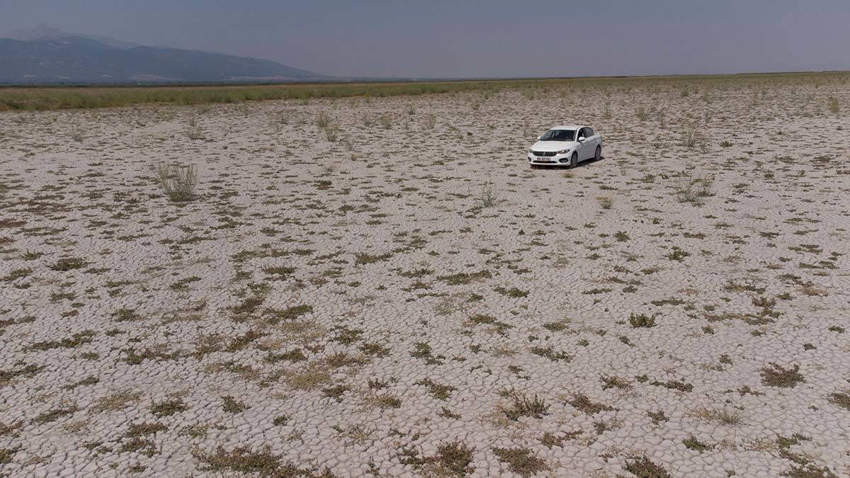 Kuruyan Akşehir Gölü'nde araçla gezilebiliyor