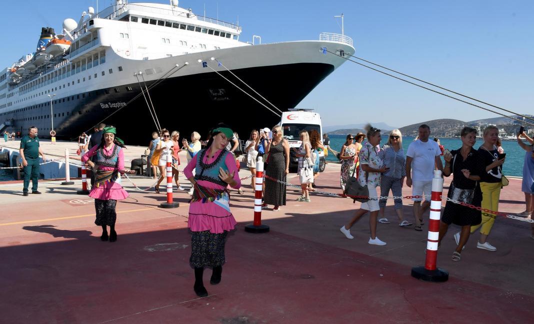 Kruvaziyer gemisi turistleri çiçeklerle karşıladı