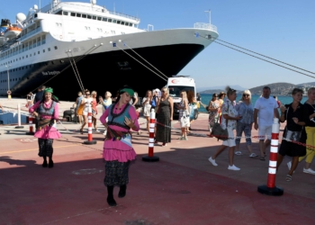 Kruvaziyer gemisi turistleri çiçeklerle karşıladı