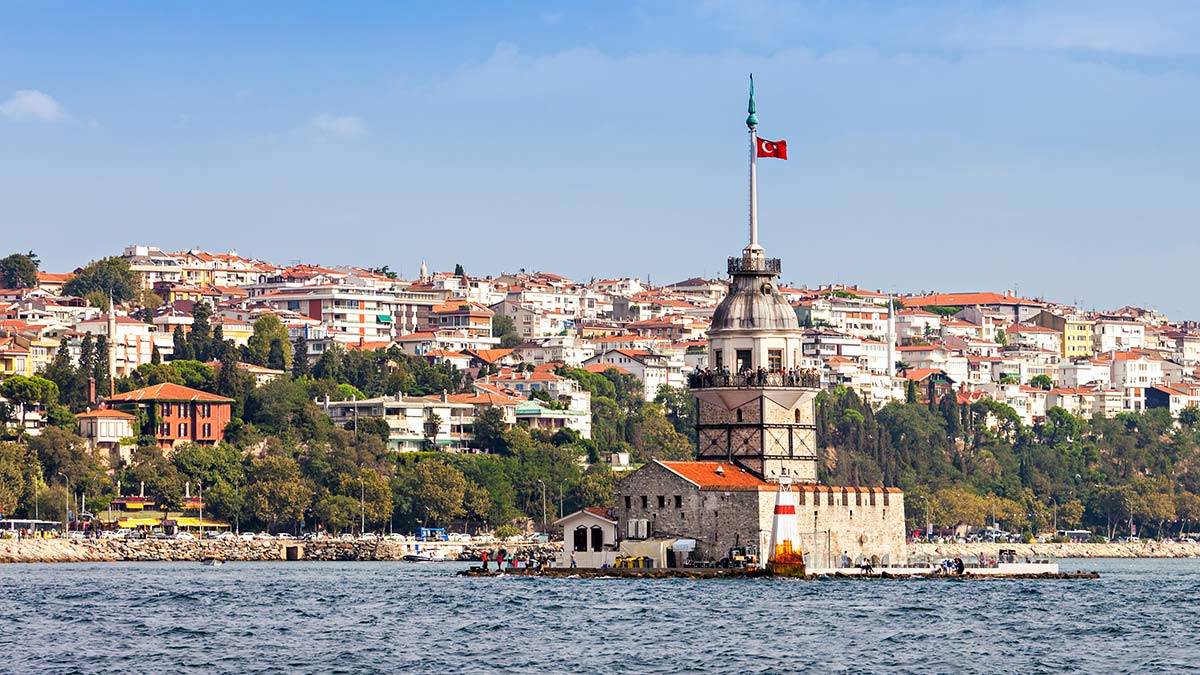 Kız kulesine kuruyup dökülen yapraklarını verin!