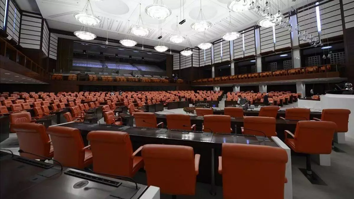 Şiddetsiz toplum derneği başkanı rıza sümer, "1 ekim'de, siyasal partiler, dini bayramlarda olduğu gibi, birbirlerini ziyaret edip şiddetsiz iletişim sözü verilmeli" dedi.