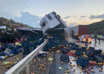 Mersin otoyolunda sebze yüklü TIR takla attı