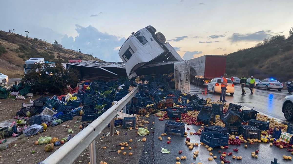 Mersin otoyolunda sebze yüklü TIR takla attı