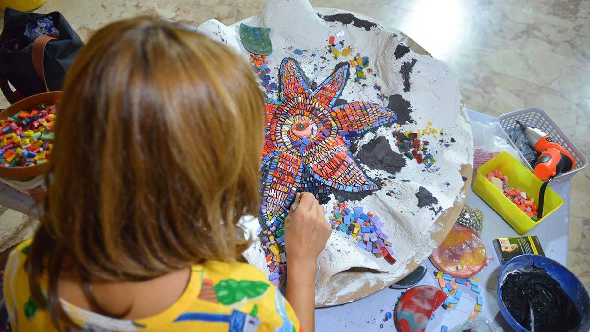 Dünyanın çeşitli ülkelerinden adana'ya gelerek 1'inci uluslararası mozaik sempozyumu'na katılan mozaik sanatçıları eserlerini ortaya çıkardı.